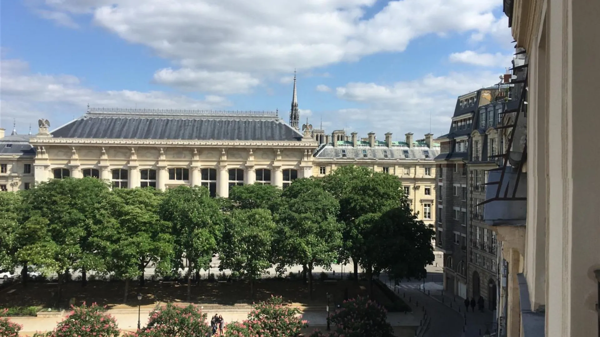 Apartment Place Dauphine Paris