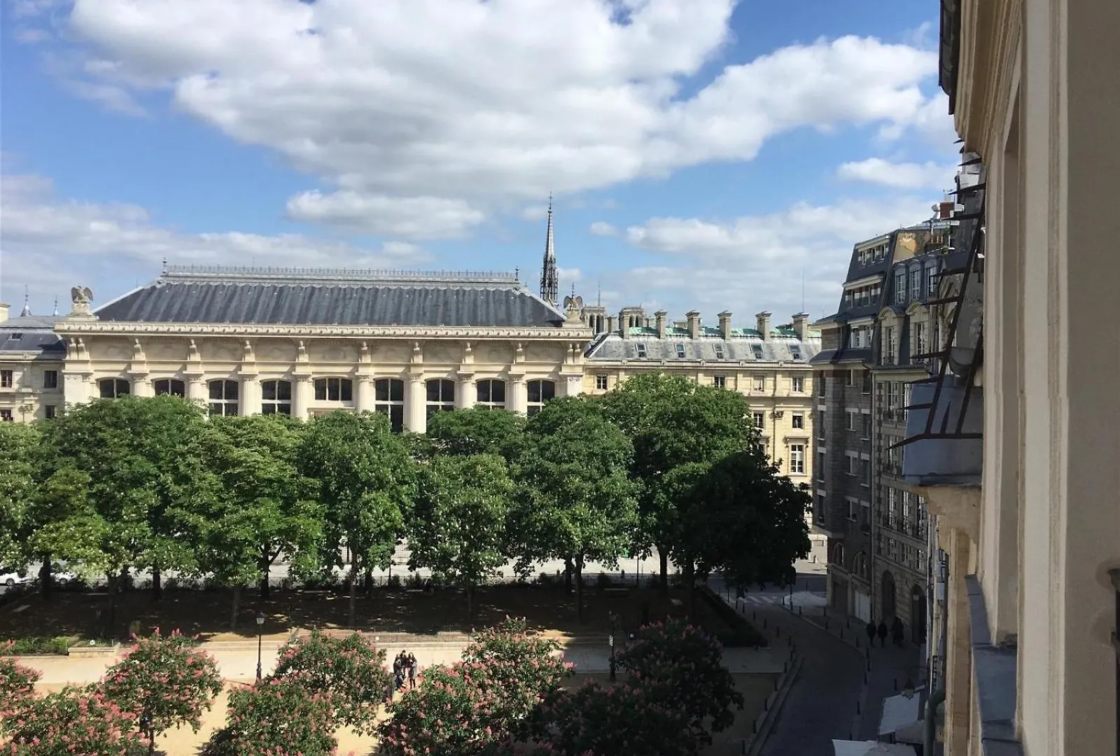 Place Dauphine Paris Apartment
