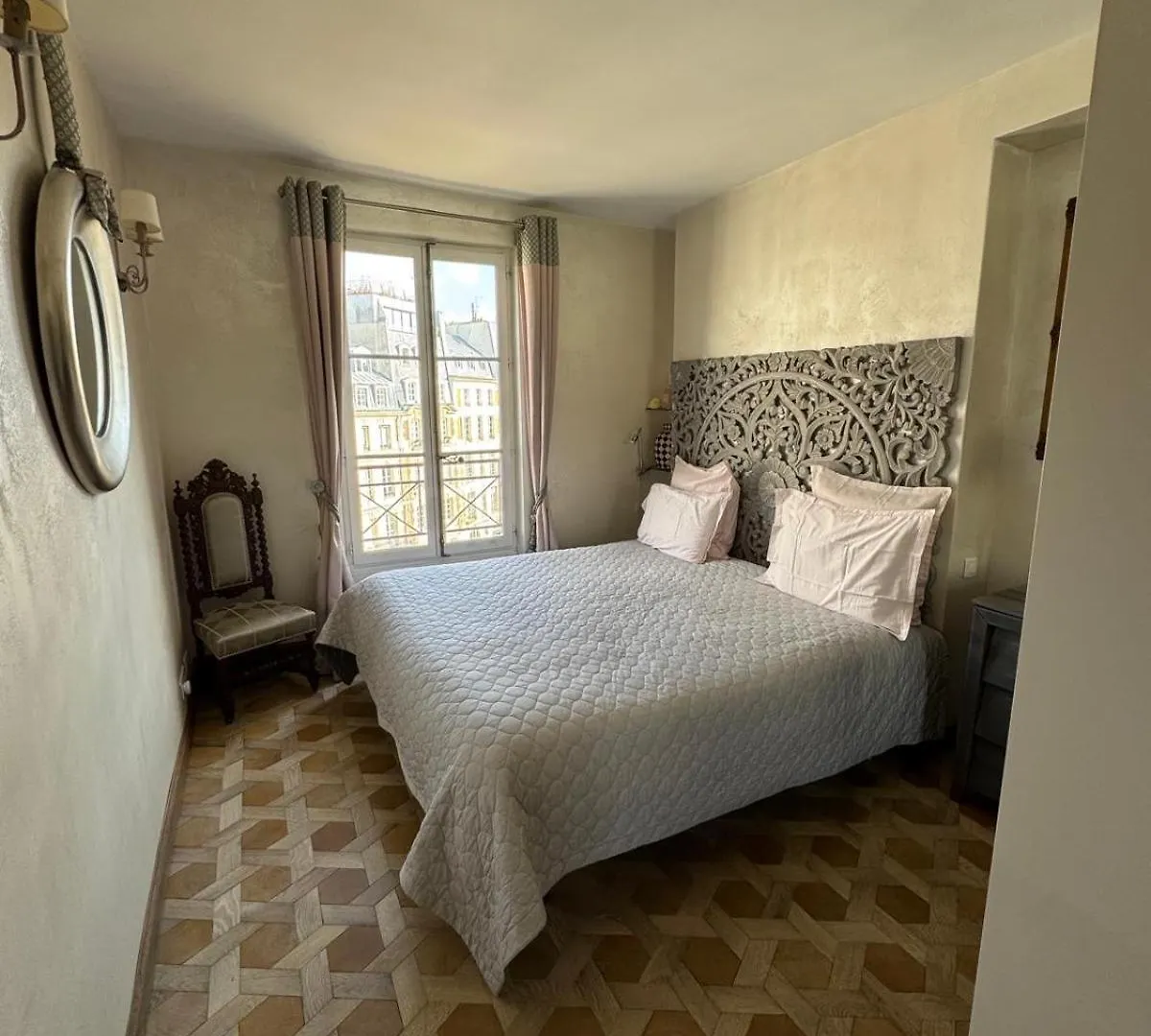 Place Dauphine Paris Apartment